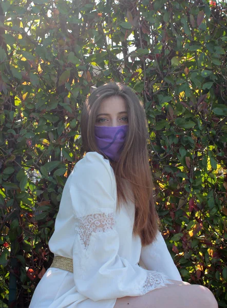 Vacker Flicka Med Skyddande Mask — Stockfoto