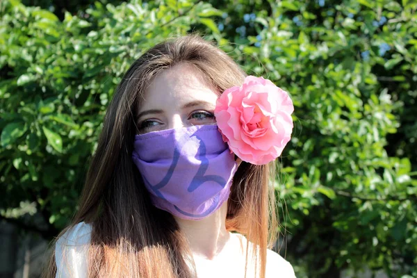 Uma Menina Bonita Com Uma Máscara Protetora — Fotografia de Stock
