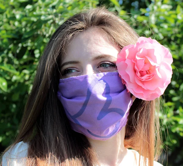 Piękna Dziewczyna Maską Ochronną — Zdjęcie stockowe