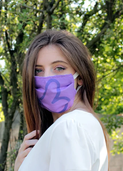 Piękna Dziewczyna Maską Ochronną — Zdjęcie stockowe