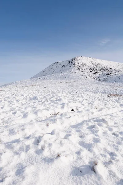 Berg bedekt met sneeuw — Stockfoto