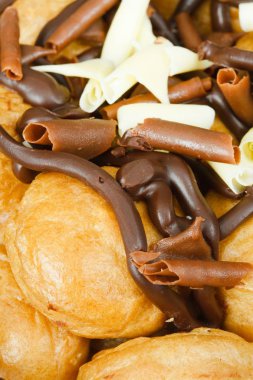 Çikolatalı profiterol yakın çekim