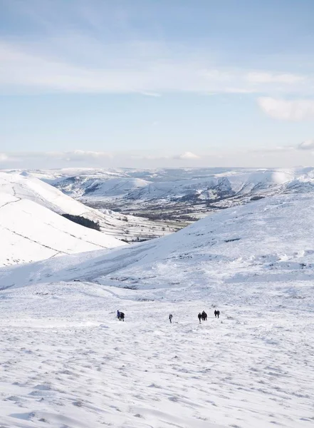 Hikers climbing Kinder Scout in snow — Stock Photo, Image