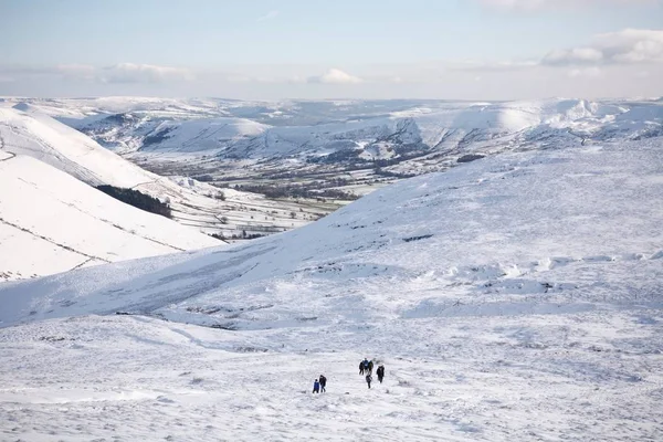 Пешие туристы, скалолазающие по снегу — стоковое фото
