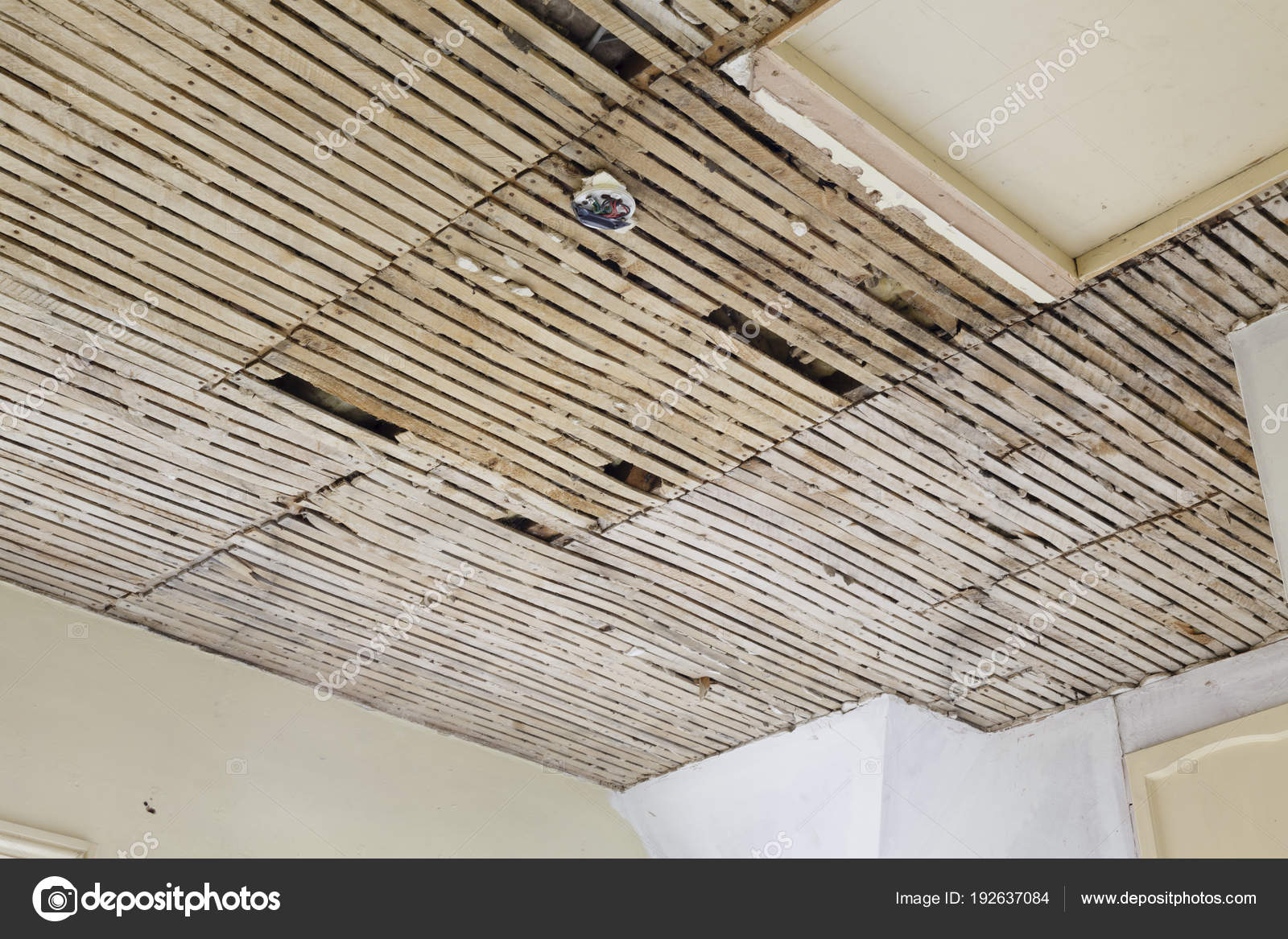Alter Putz und Lattendecke — Stockfoto © paulmaguire #192637084