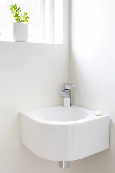 Сучасний туалетний умивальник — стокове фото
