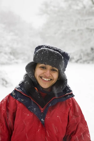 Mulher indiana em florestas cobertas de neve — Fotografia de Stock