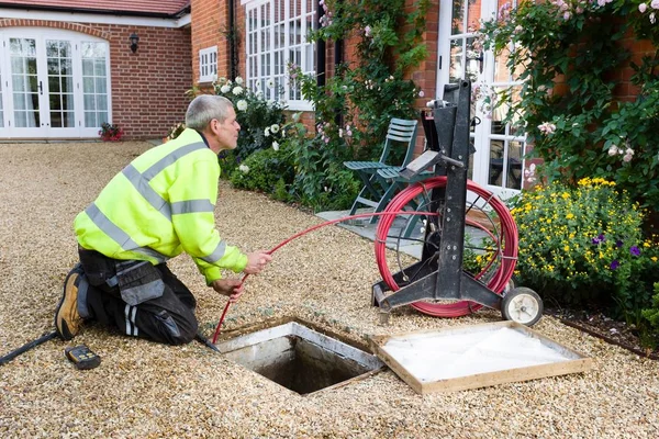 L'homme débloque le drain extérieur — Photo