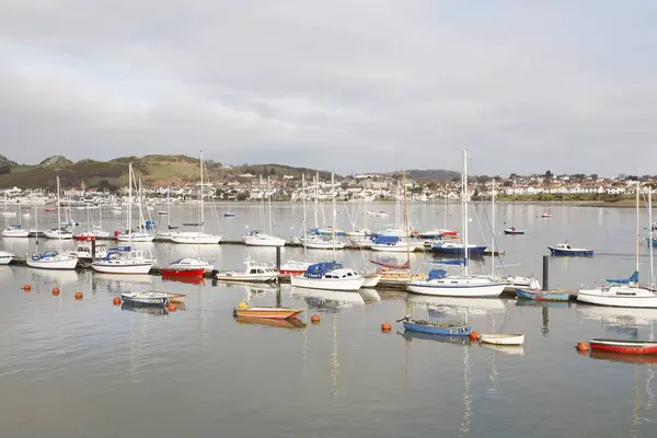 Lodě kotvící v Conwy Wales — Stock fotografie