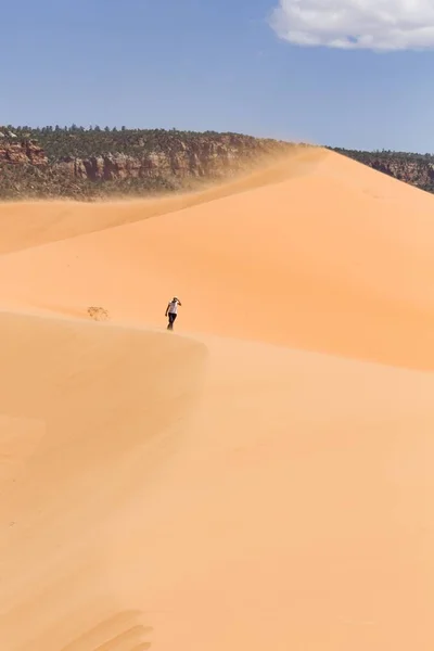 Vrouw in koraalroze zandduinen, Utah — Stockfoto