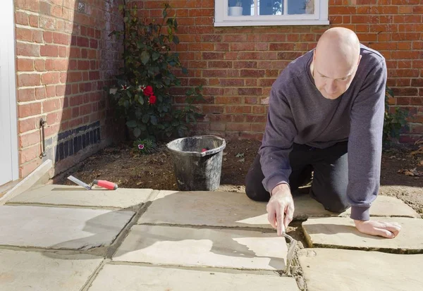 Bauunternehmer verlegt Platten aus york stone, uk — Stockfoto