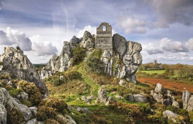 St Austell, Cornwall, İngiltere yakınlarındaki Roche Rock 'ta bir ortaçağ inzivası olan St Michaels Şapeli' nin kalıntıları.