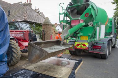 BUCKINGHAM, İngiltere - 27 Eylül 2016. Buckinghamshire İngiltere 'deki bir evin önüne çimento döken çimento kamyonu.