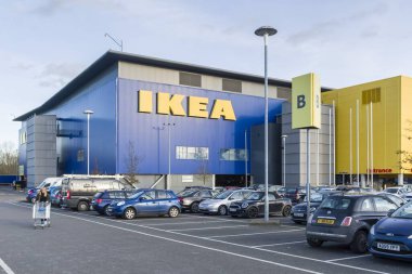MILTON KEYNES, İngiltere - 12 Şubat 2020. Milton Keynes 'de bir Ikea mağazasının önünde, önünde alışveriş yapan, arabaları olan ve otoparkı olan