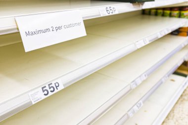 BUCKINGHAM, İngiltere - 16 Mart 2020. Coronavirus COVID-19 salgını nedeniyle bir Tesco süpermarketinde boş raflar