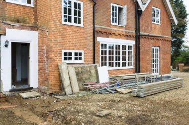 Ev tadilatı, Buckinghamshire, İngiltere 'de Viktorya döneminden kalma bir evin önünde inşaat işi.