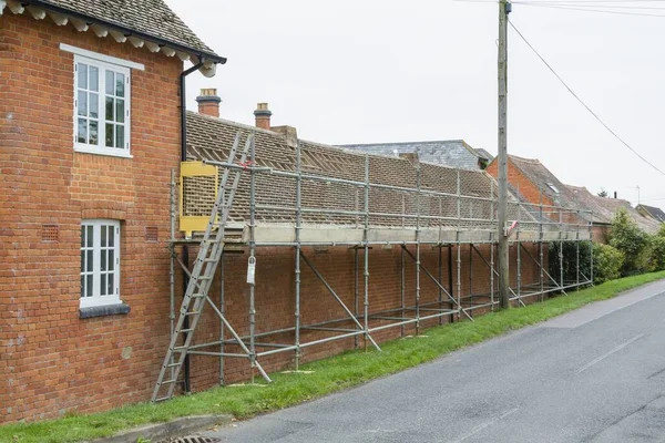 Scaffolding Roof Repairs Replacing Roof Tiles Rural House Buckinghamshire — Stock Photo, Image