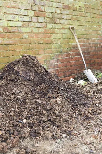 Compostagem Resíduos Orgânicos Decomposição Num Monte Composto Num Jardim Reino — Fotografia de Stock