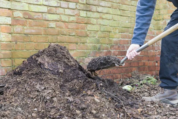 园艺铲土制花园堆肥和叶模 用作覆盖物或有机肥 — 图库照片