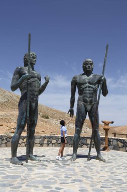 Fuerteventura, İspanya - 10 Mayıs 2013. Guanche krallarının heykelleri Fuerteventura, Kanarya Adaları 'nda Guize ve Ayose