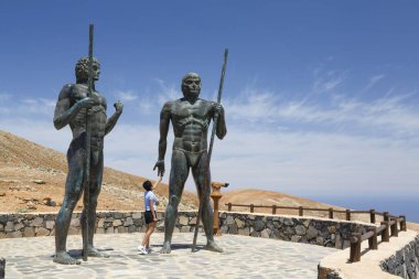 Fuerteventura, İspanya - 10 Mayıs 2013. Guanche krallarının heykelleri Fuerteventura, Kanarya Adaları 'nda Guize ve Ayose
