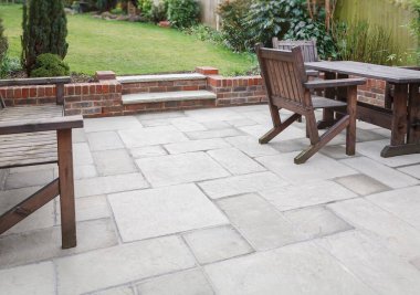 Yeni flagstone terası ve arka bahçesi, mobilyalı bahçe verandası, İngiltere.