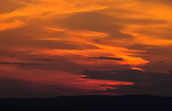 Kırmızı ve turuncunun tonlarıyla soyut günbatımı arkaplanı gökyüzündeki ateşe benzer..