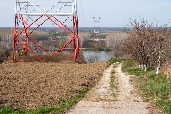 - Nehrin üzerinden geçen elektrik direği.