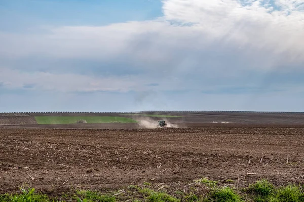 İlkbaharın başlarında traktör sürme (saban sürme) tarlası
