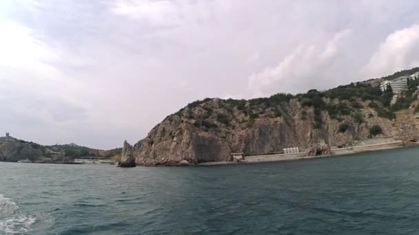 Βράχια Βουνών Στη Θάλασσα Από Πλοίο — Αρχείο Βίντεο