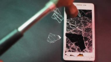 Çekiçle kırılmış telefon ekranı. cihaz hasar onarım dokunmatik ekranı. kırık