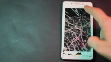 Kırık telefon ekranı parçaları. Aygıt düştükten sonra hasar oluştu. Tamir edilemedi