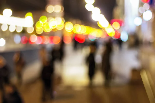 La gente se agolpa en la calle borrosa por la noche. movimiento nocturno —  Fotos de Stock