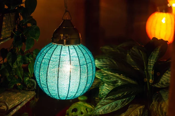 Grüne Lampe Nachtlicht Innenraum. Dekorative Vintage Ball Laterne — Stockfoto