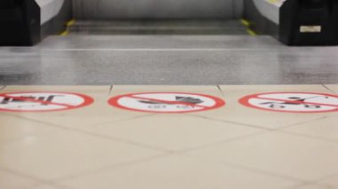 Yasaklama durdurma işaretleri yok. Yürüyen merdiven otomatik ulaşım arkaplanı yok.