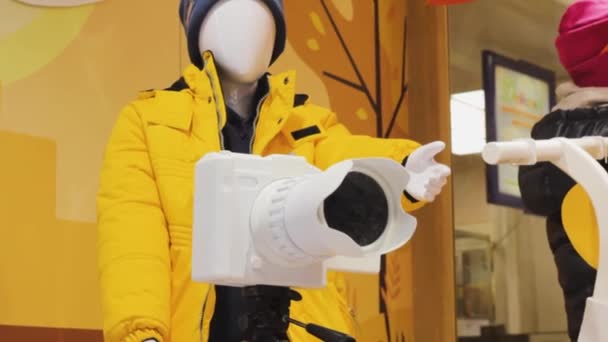 Jongen Tiener Mannequin Fotograaf Camera Statief Met Lens Zeggen Kaas — Stockvideo