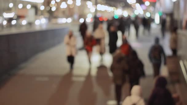 Die Menschen Drängen Sich Nachts Verschwommen Auf Der Straße Nachtverkehr — Stockvideo