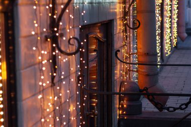 Restoranın girişi. Çelenklerle süslenmiş. tatil gezisi