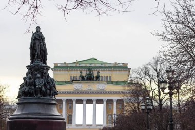 St. Petersburg anıtının merkezindeki Alexandrinsky Tiyatrosu Catherine II anıtı.