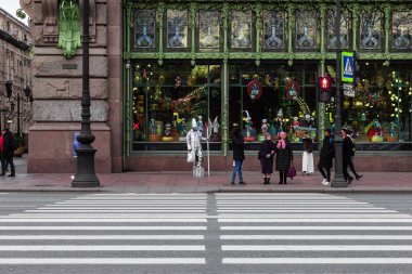 St. Petersburg 'dan yaya geçidi ve sokak sanatçıları Eliseyev Emporium