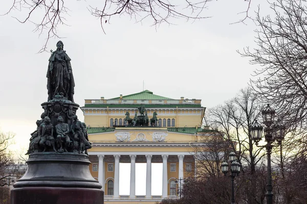 Александринский театр в центре памятника Екатерине II — стоковое фото