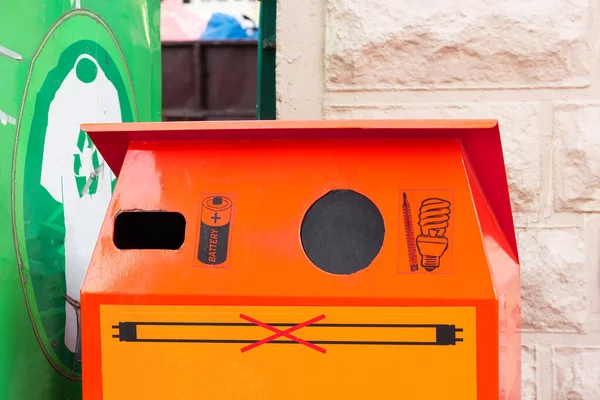 Akü ve ampullerin atıldığı çöp noktası. eko yönetim sistemi