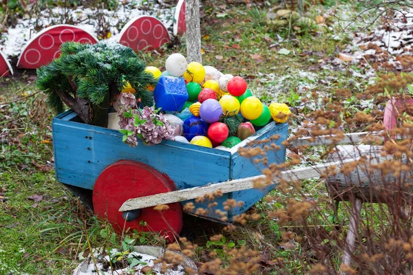 Targonca játékokkal a téli kertben. a hátsó udvar díszítése. — Stock Fotó