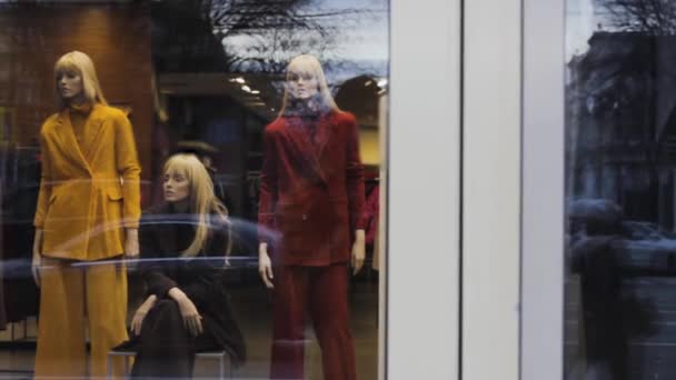 Три Стилізованих Жіночих Манекени Вітрині Чекають Чорну Фріда Одяг — стокове відео