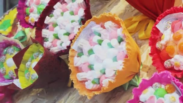 Marshmallows Strauß Ein Geschenk Mit Einer Vielzahl Von Bunten Süßigkeiten — Stockvideo