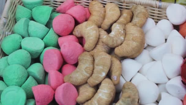 Marshmallows Gekleurd Een Doos Delicious Geschenkset Voor Geliefde Valentijn — Stockvideo