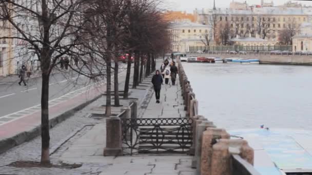 사람들은 세인트 버그의 중심에 메나데를 걷습니다 Anichkov Bridge Water Transport — 비디오