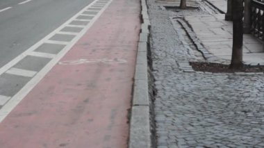Bisiklet yolu ve kaldırımlar. Yol bisikleti tabelası. Şehir ulaşımı trafiği. Güvenli
