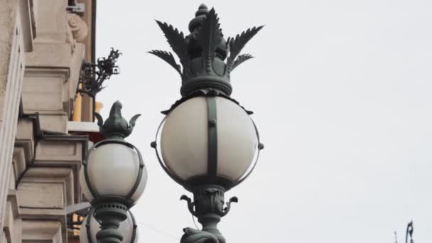 Vervalste Vintage Straatlamp Historische Architectuur Gebouw Decoratie — Stockvideo