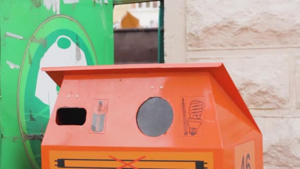 Akü Ampullerin Atıldığı Çöp Noktası Eko Konteynır Yönetim Sistemi — Stok video